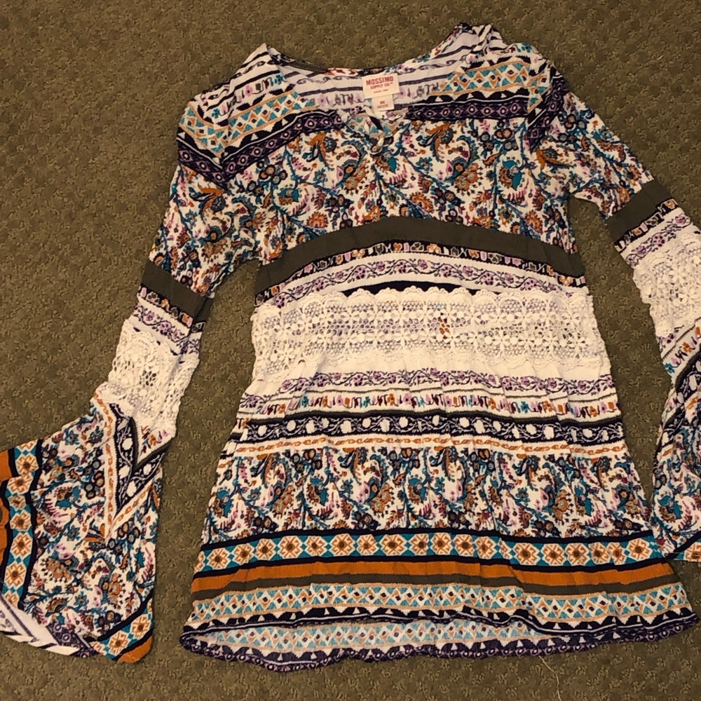 Bell sleeve shirt with abdomen cutout